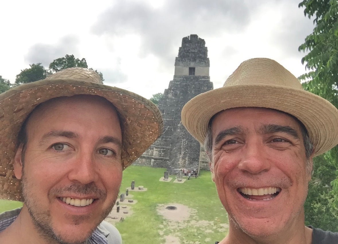Pepe y Rafa de viaje, con sombreros, frente a un templo maya