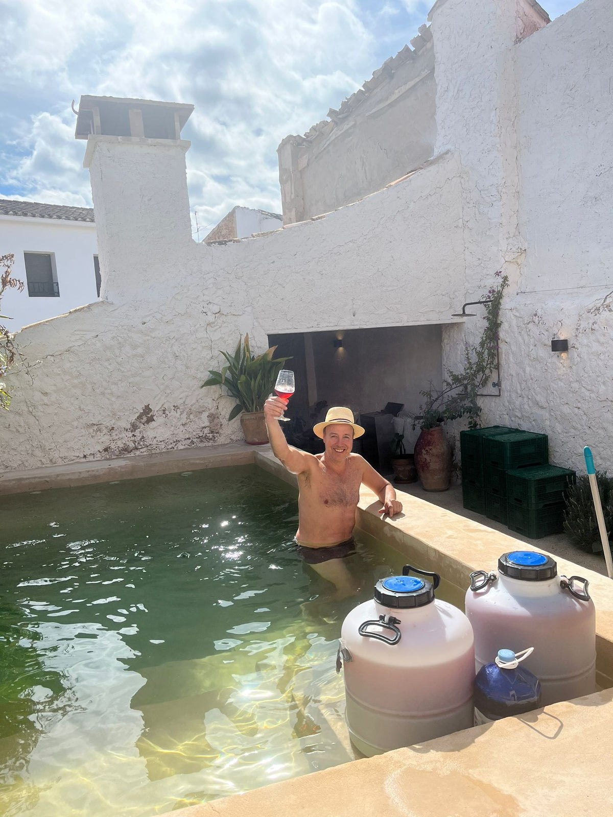 Un brindis en la piscina