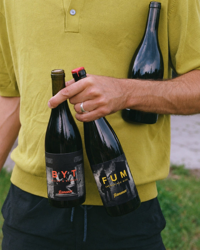 Botellas BYT y FUM en mano