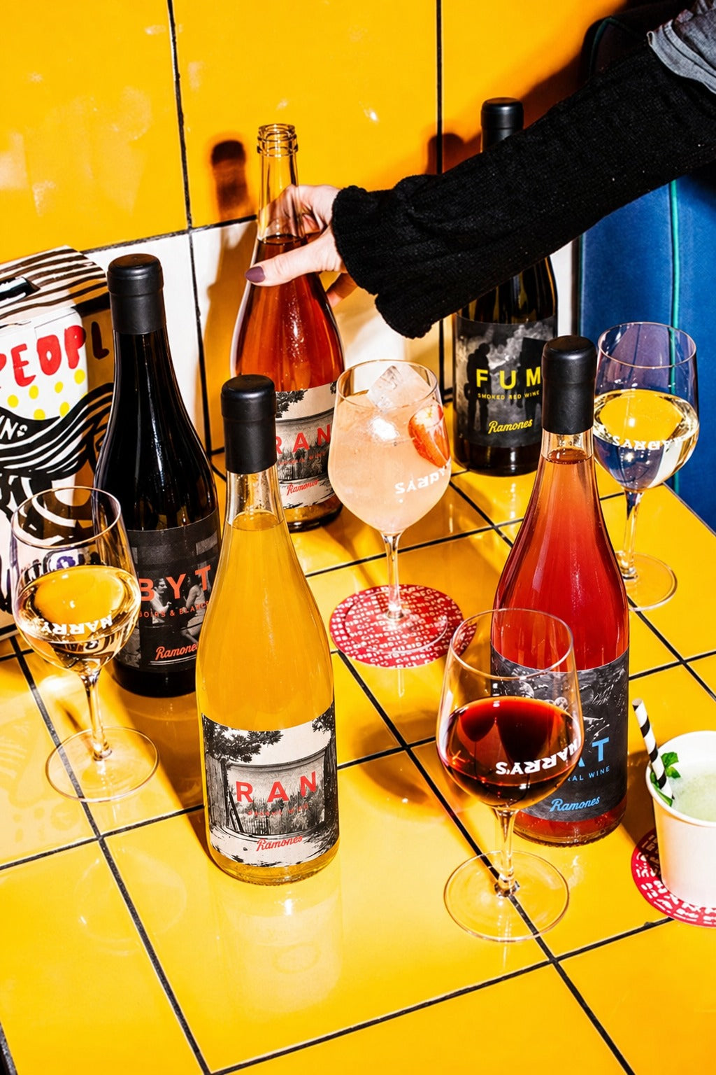 Botellas Ramones en una barra de azulejos amarillos