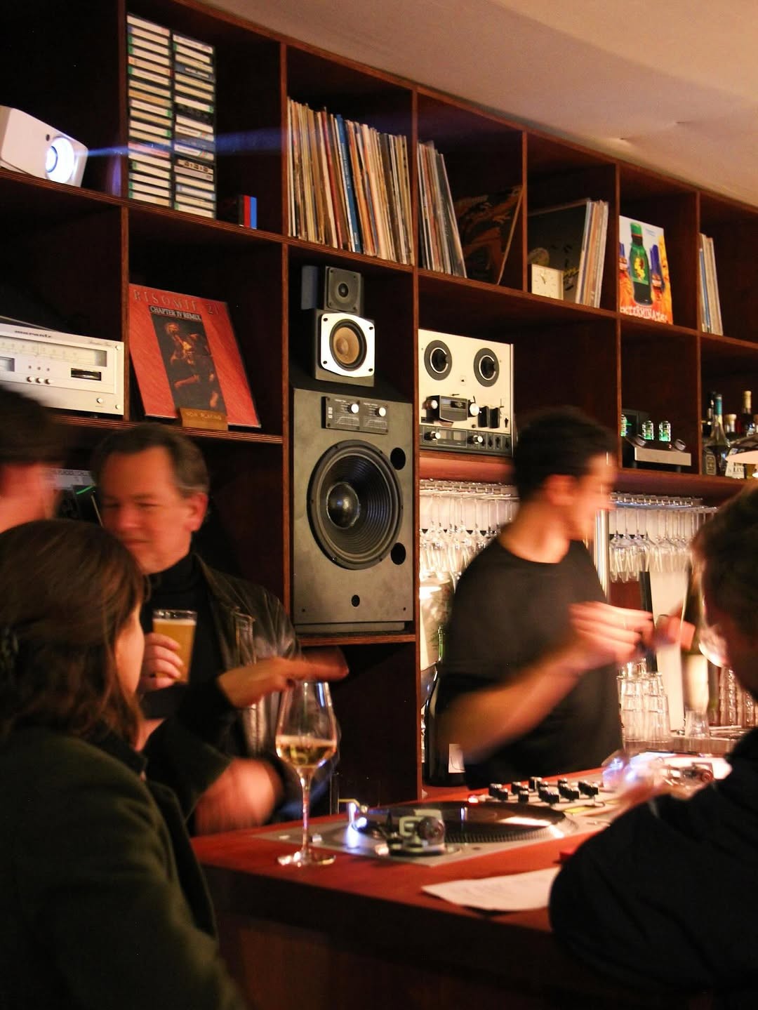 Una sesión de escucha entre vinilos