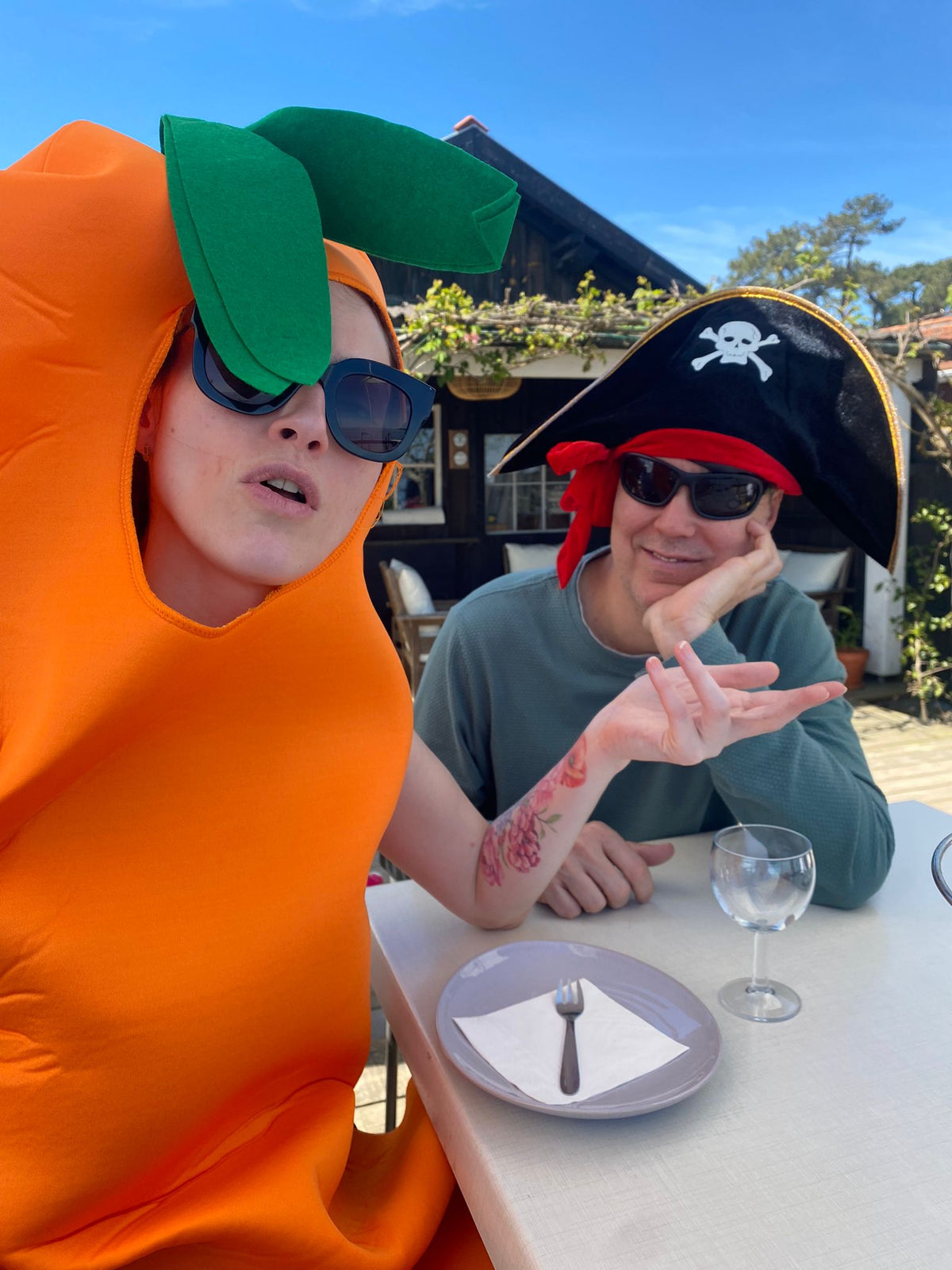 Leslie de zanahoria y Pepe de pirata
