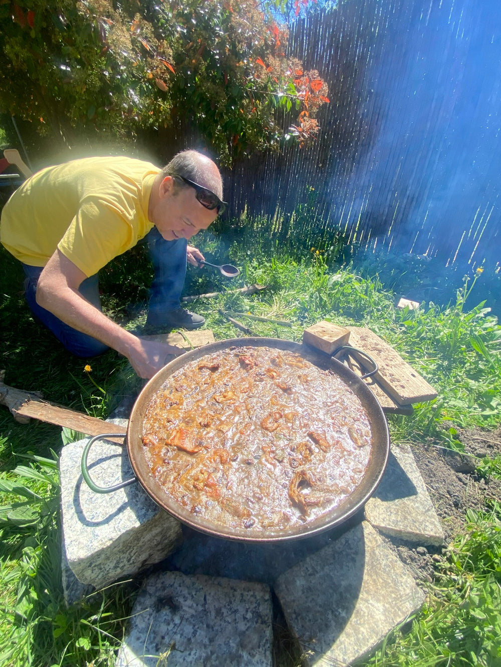 Pepe preparando una paella al aire libre