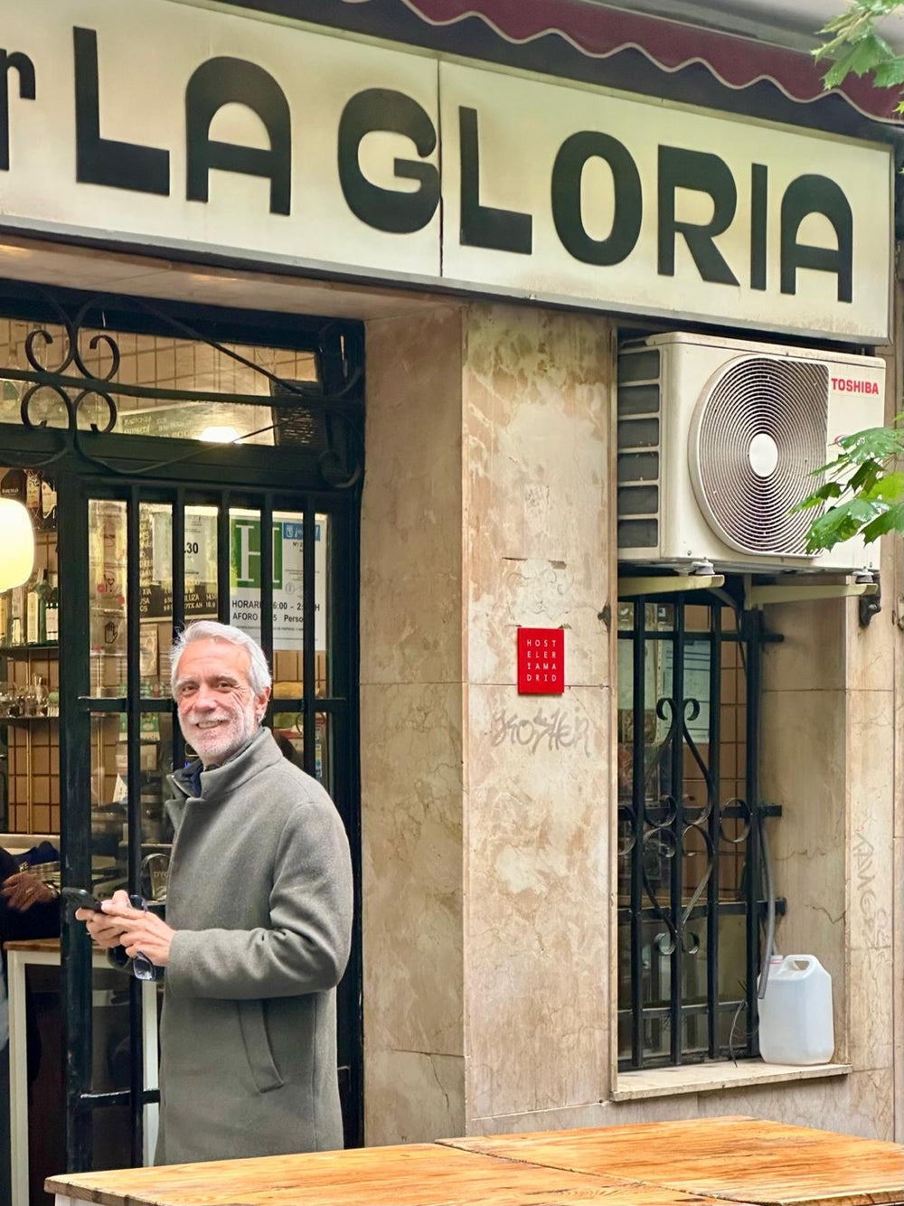 Rafa en la entrada de La Gloria
