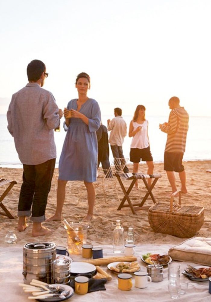 Encuentro y picnic en la playa al atardecer