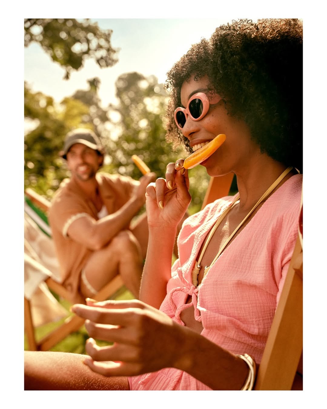 Dos amigos disfrutando de fruta al aire libre