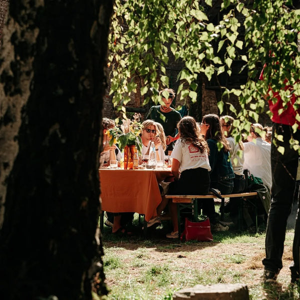 Un encuentro al aire libre junto a una casa