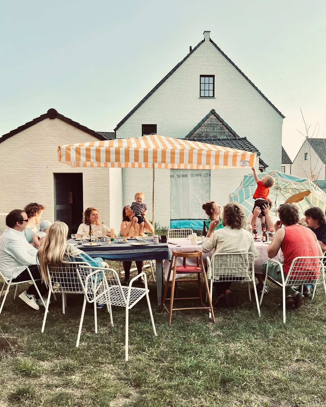 Encuentro al aire libre alrededor de una mesa